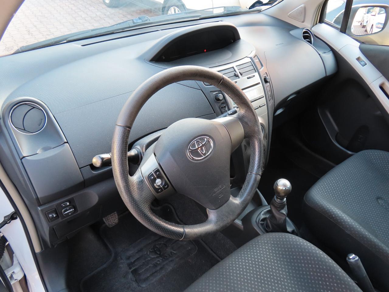 Toyota Yaris 1.3 5 porte Sol 4 CILINDRI 2011