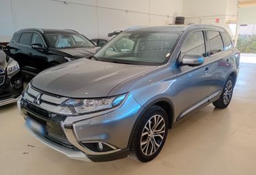 Mitsubishi Outlander 2.2 DI-D 4WD Instyle Plus SDA 7 posti