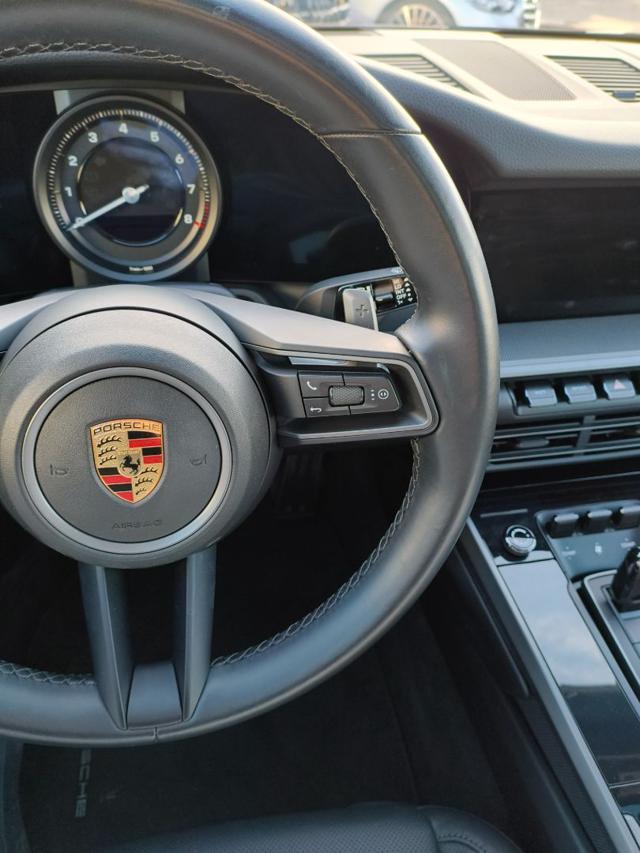 PORSCHE 911 Carrera (992)