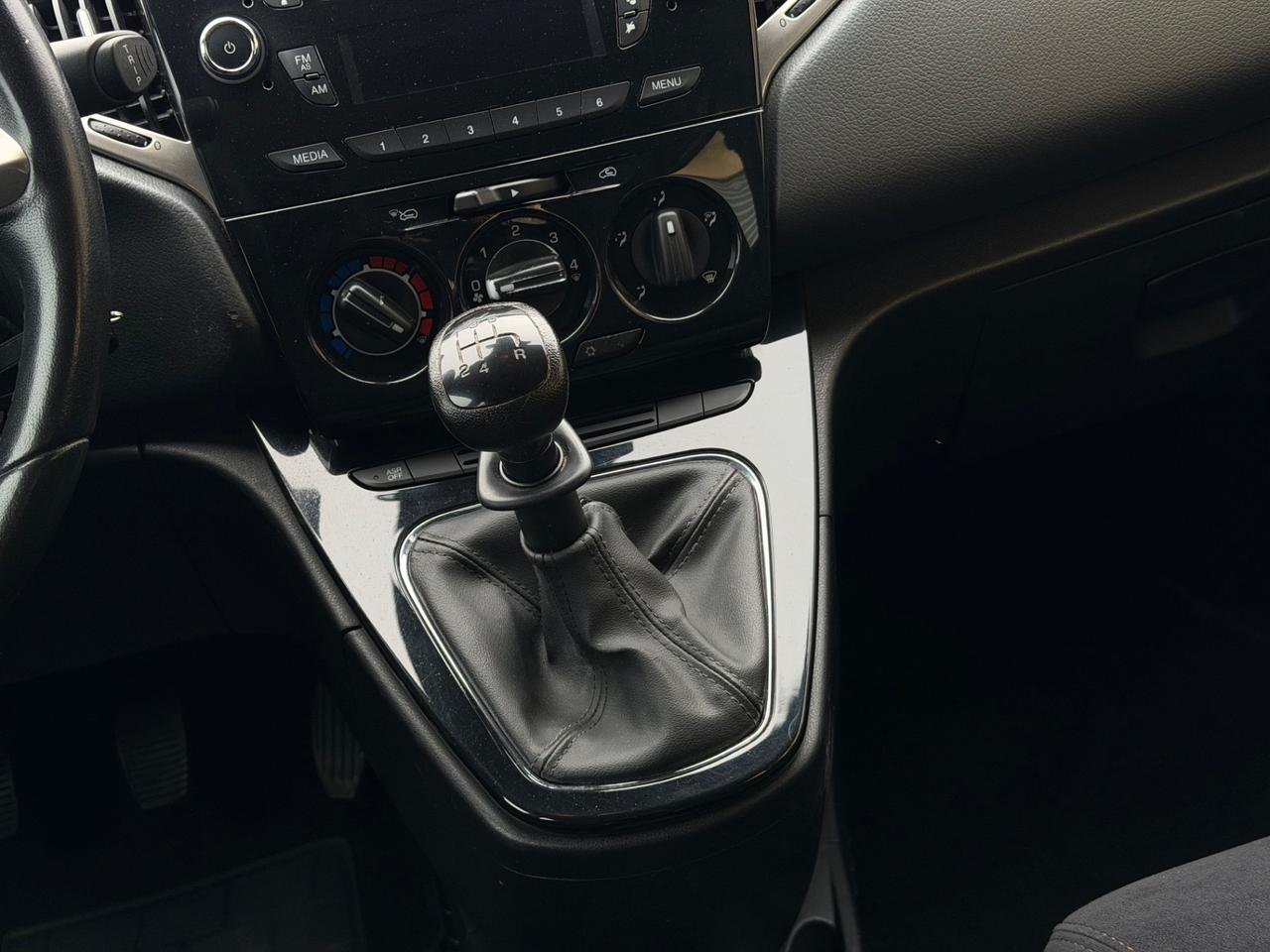 Lancia Ypsilon 1.2 69 CV 5 porte NEOPATENTATI