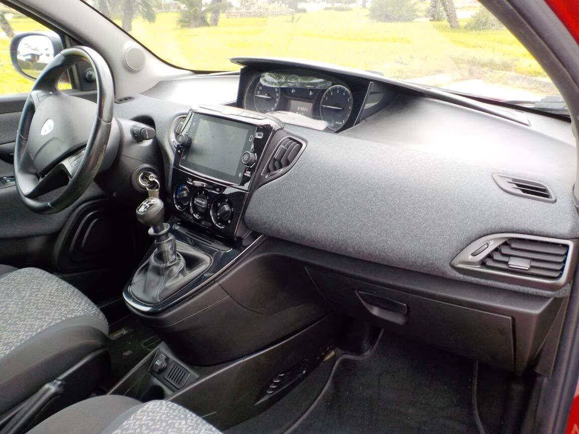 Lancia Ypsilon 1.0 FireFly 5 porte S&S Hybrid Ecochic Silver