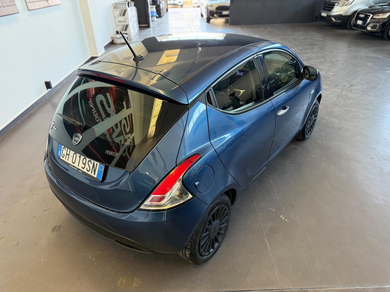 Lancia Ypsilon 1.0 FireFly S&S Hybrid Ecochic Silver