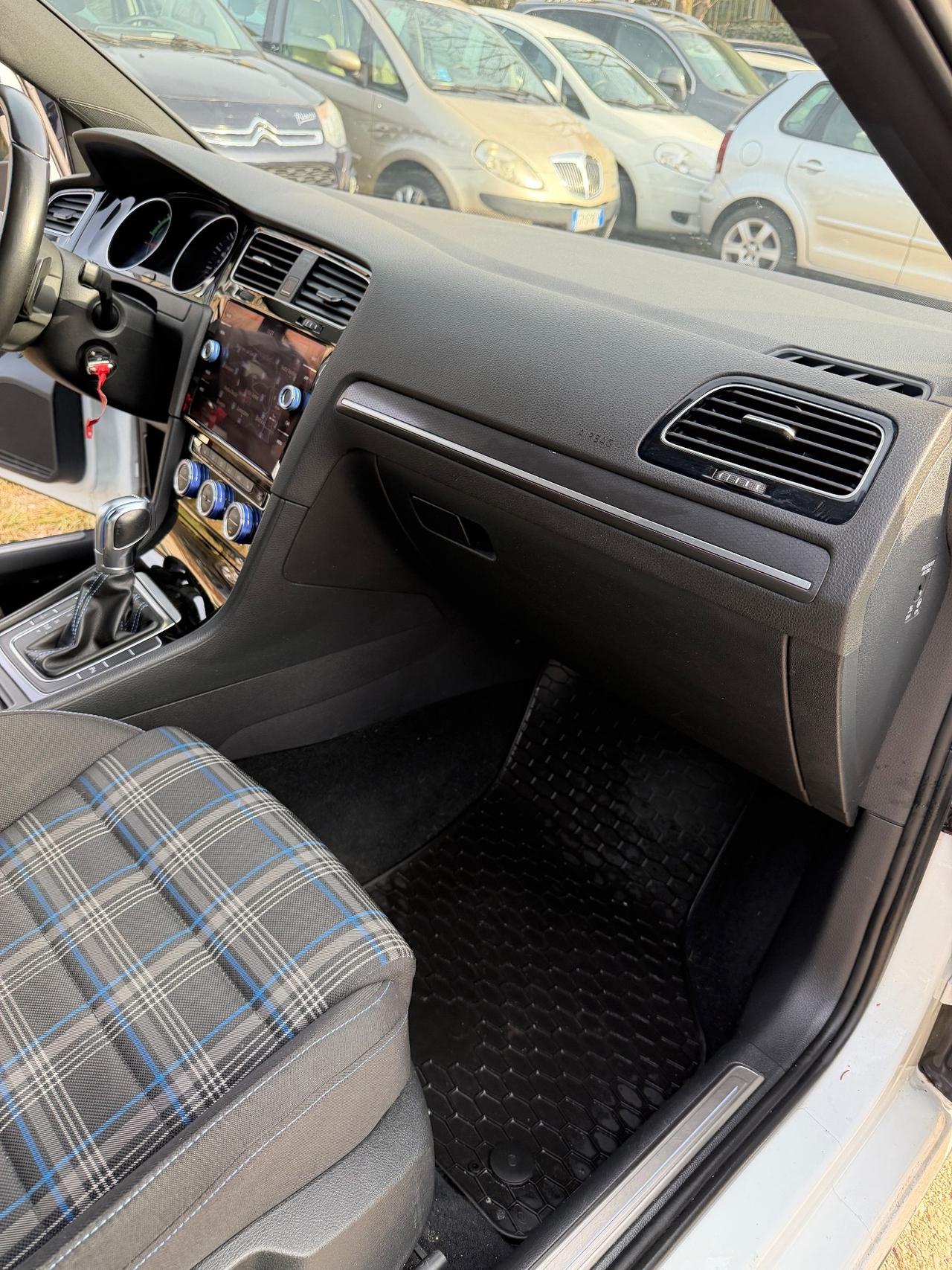 Volkswagen GOLF GTE PLUGIN HYBRID DSG 5P EU6B FULLOPT