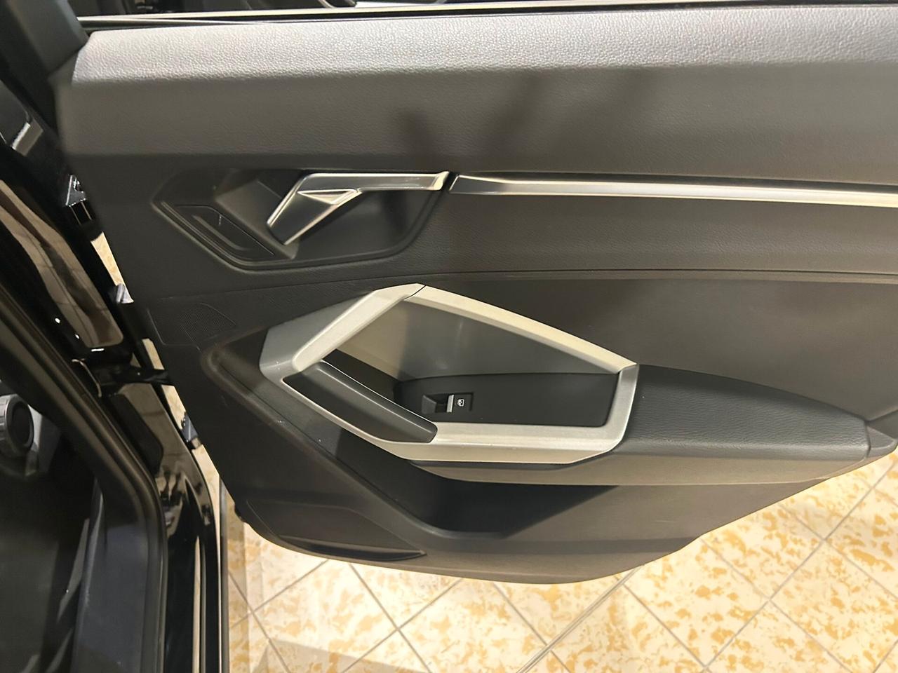 Audi Q3 45 TFSI e S tronic Business