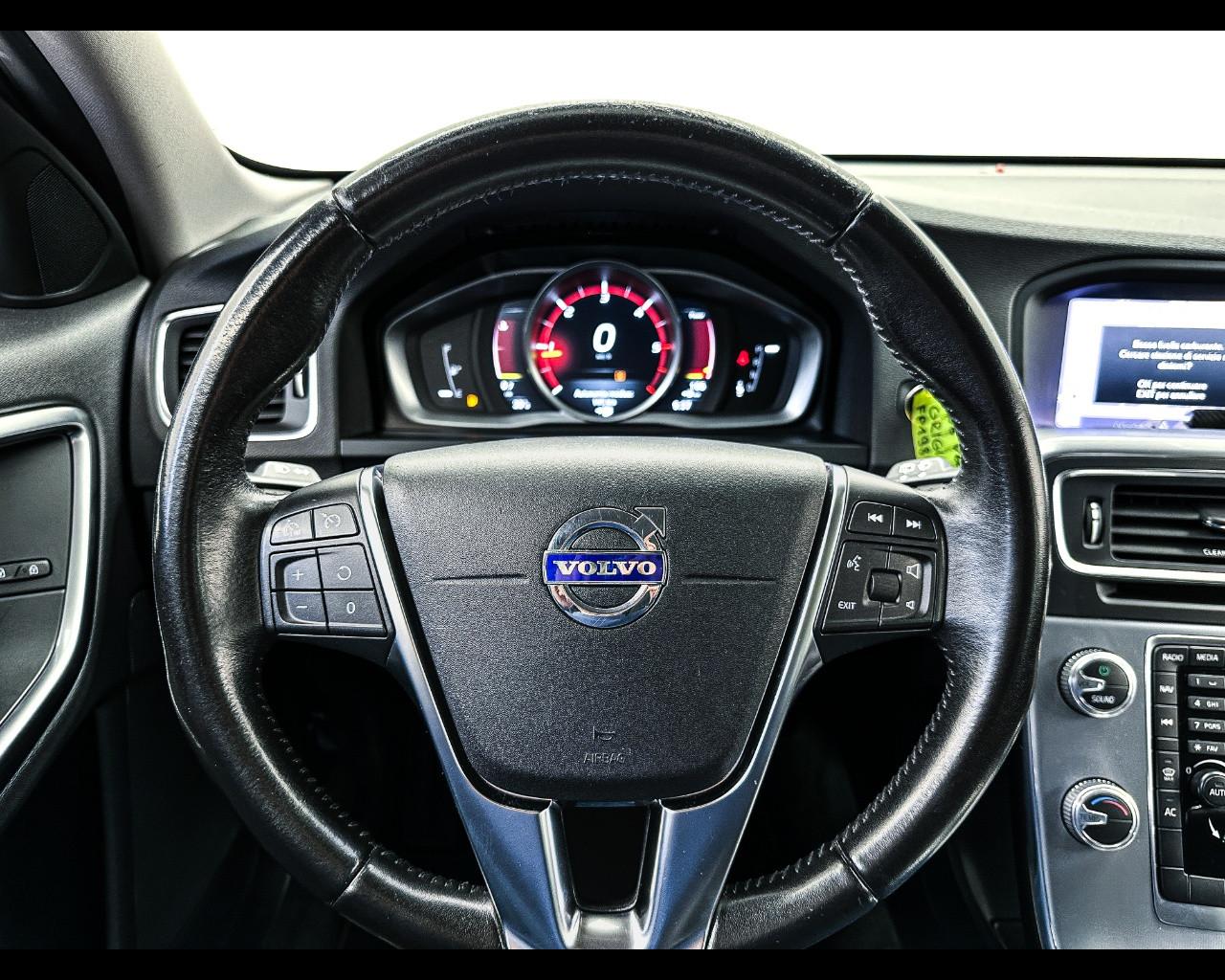 VOLVO V60 CC (2015-2018) - V60 Cross Country D3 Geartronic Busines