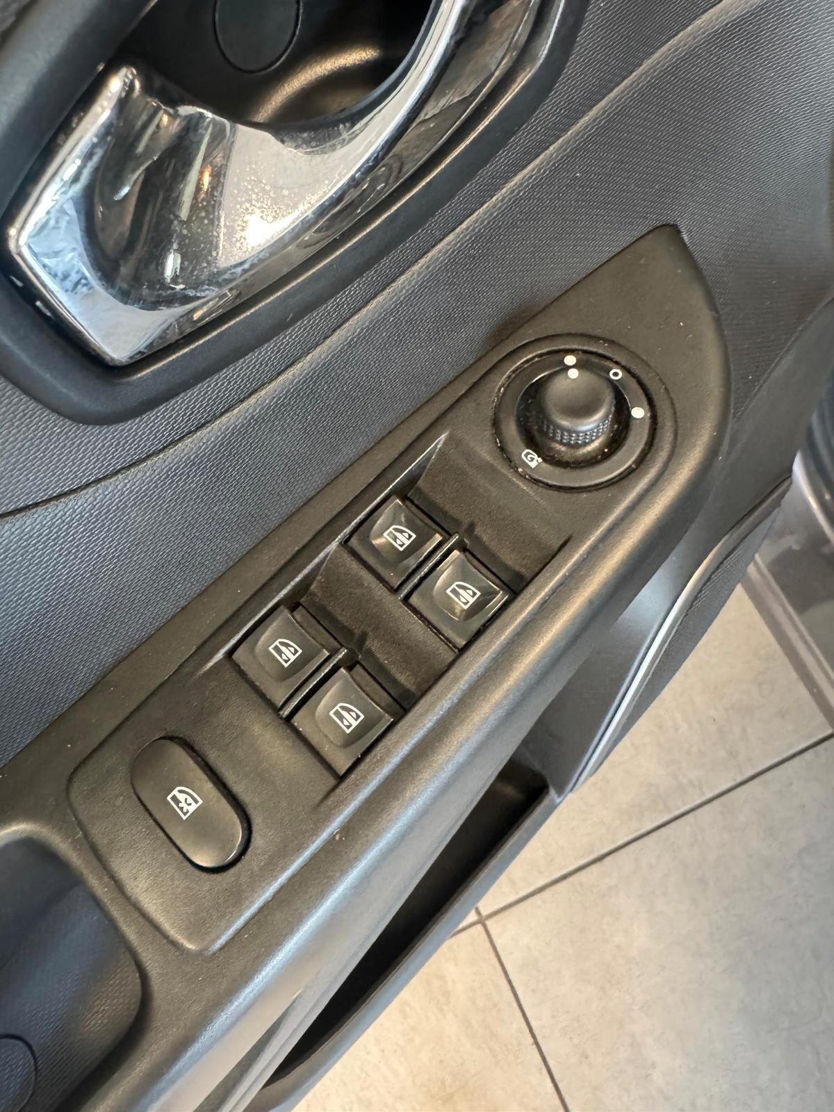 Renault Captur 0.9 TCE BENZ 90CV S&S ZEN UNIPRO 2015