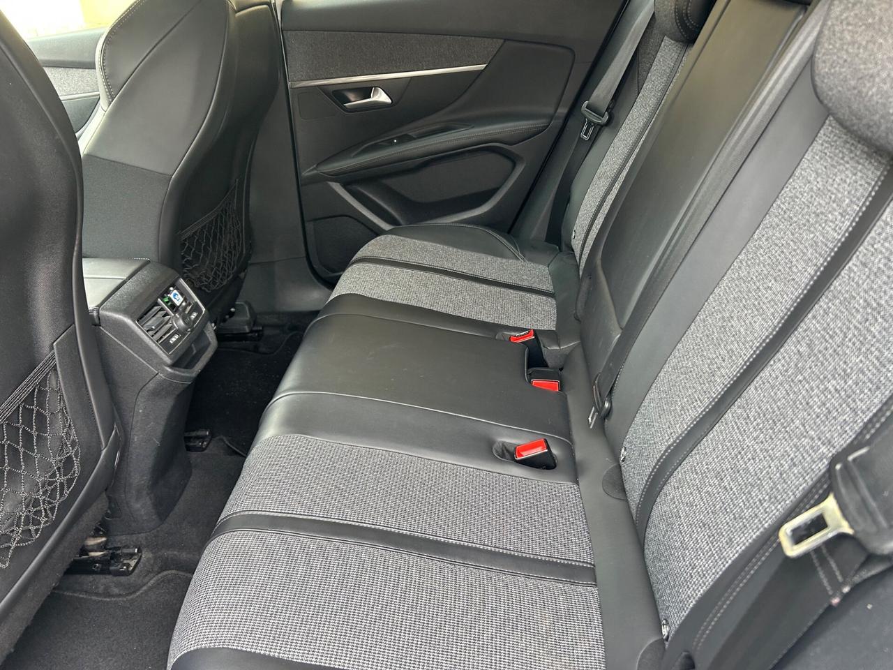 Peugeot 3008 BlueHDi 130 S&S EAT8 Allure