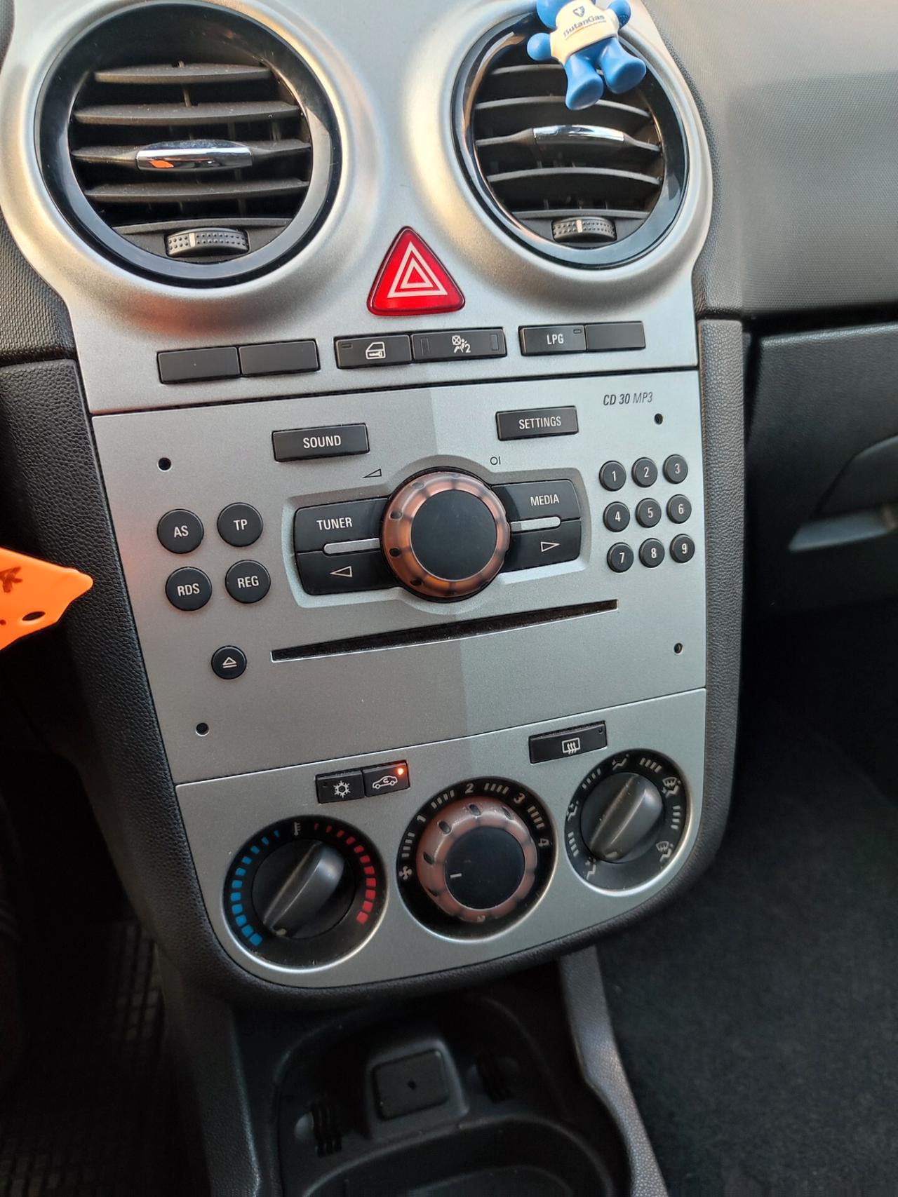 OPEL CORSA DEL 2013 A GPL DI CASA SCADENZA 2033 POCHI KM