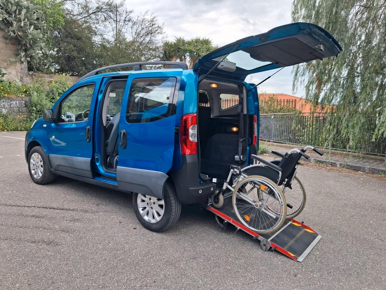 Peugeot Bipper Pianale ribassato con rampa disabili in carrozzina