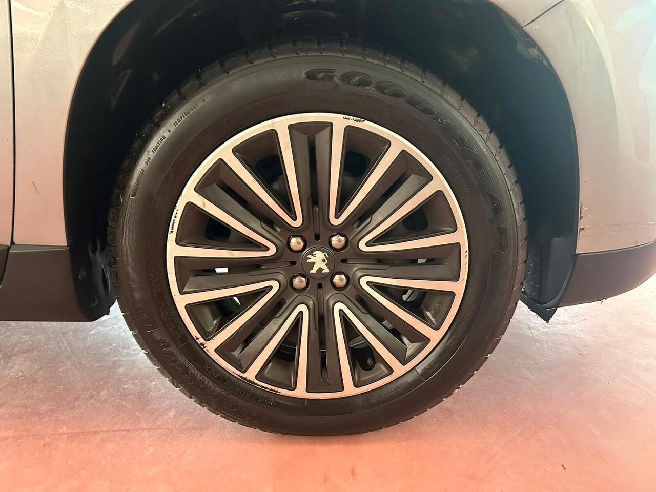 Peugeot 2008 Serie4 Benzina 1200 CV 110 Km 27.850 X NEOPATENTATI garanzia 12 mesi