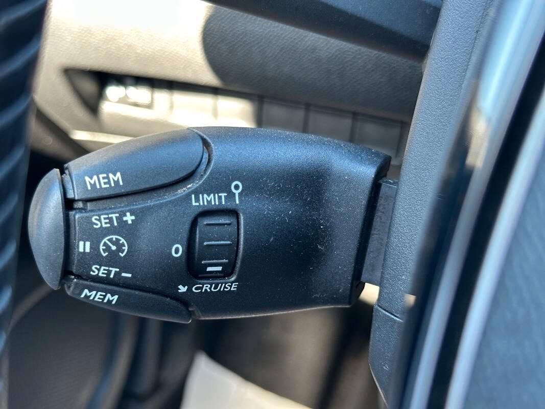 Peugeot 2008 1.2 puretech Allure s&s 100cv con CarPlay