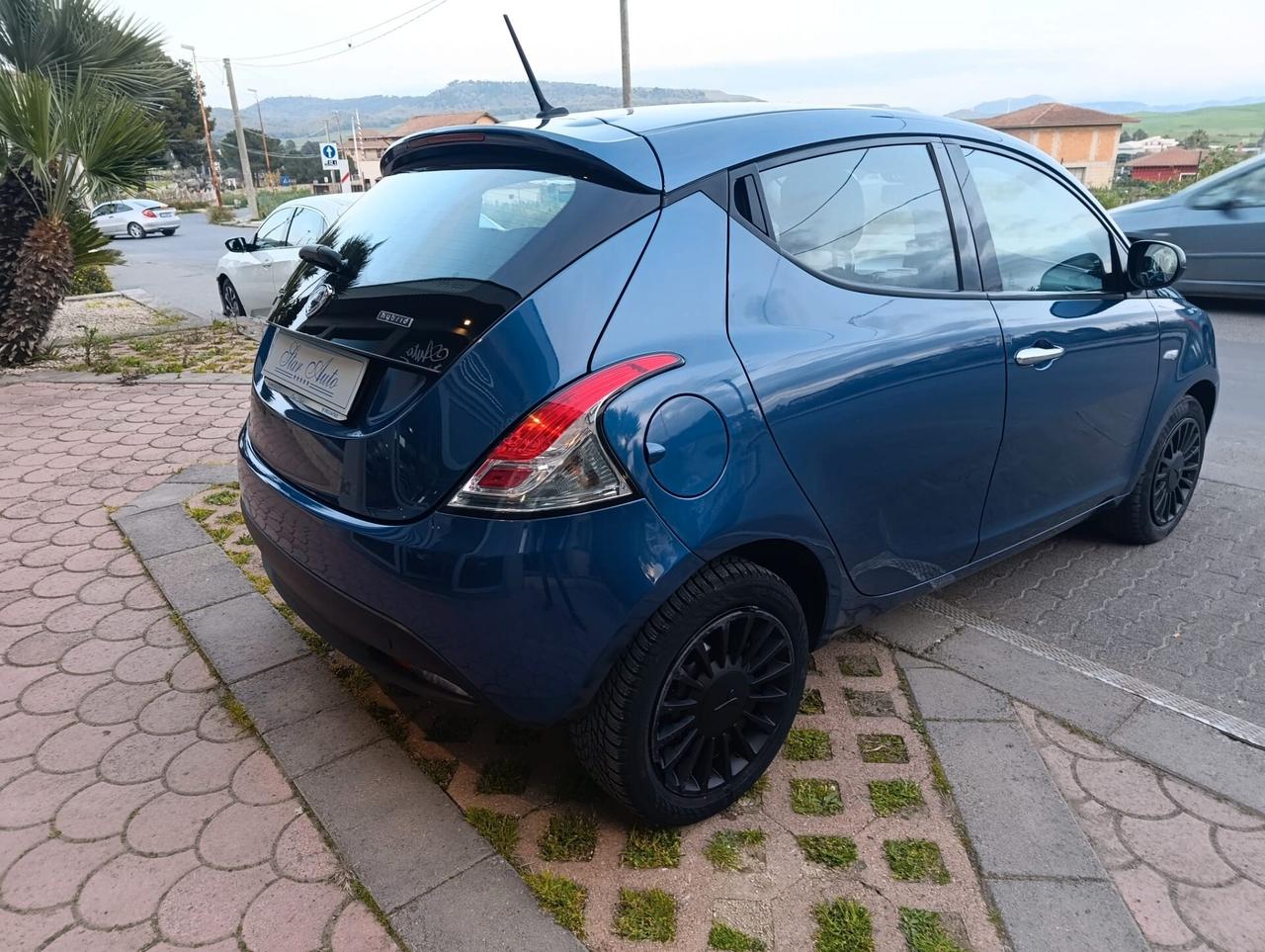 Lancia Ypsilon 1.0 FireFly 5 porte S&S Hybrid Silver
