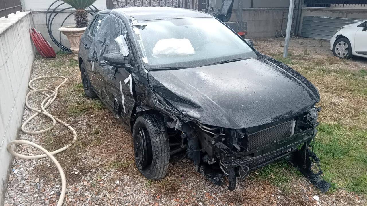 Volkswagen Polo 1.0 TSI 5p. Comfortline SINISTRATA
