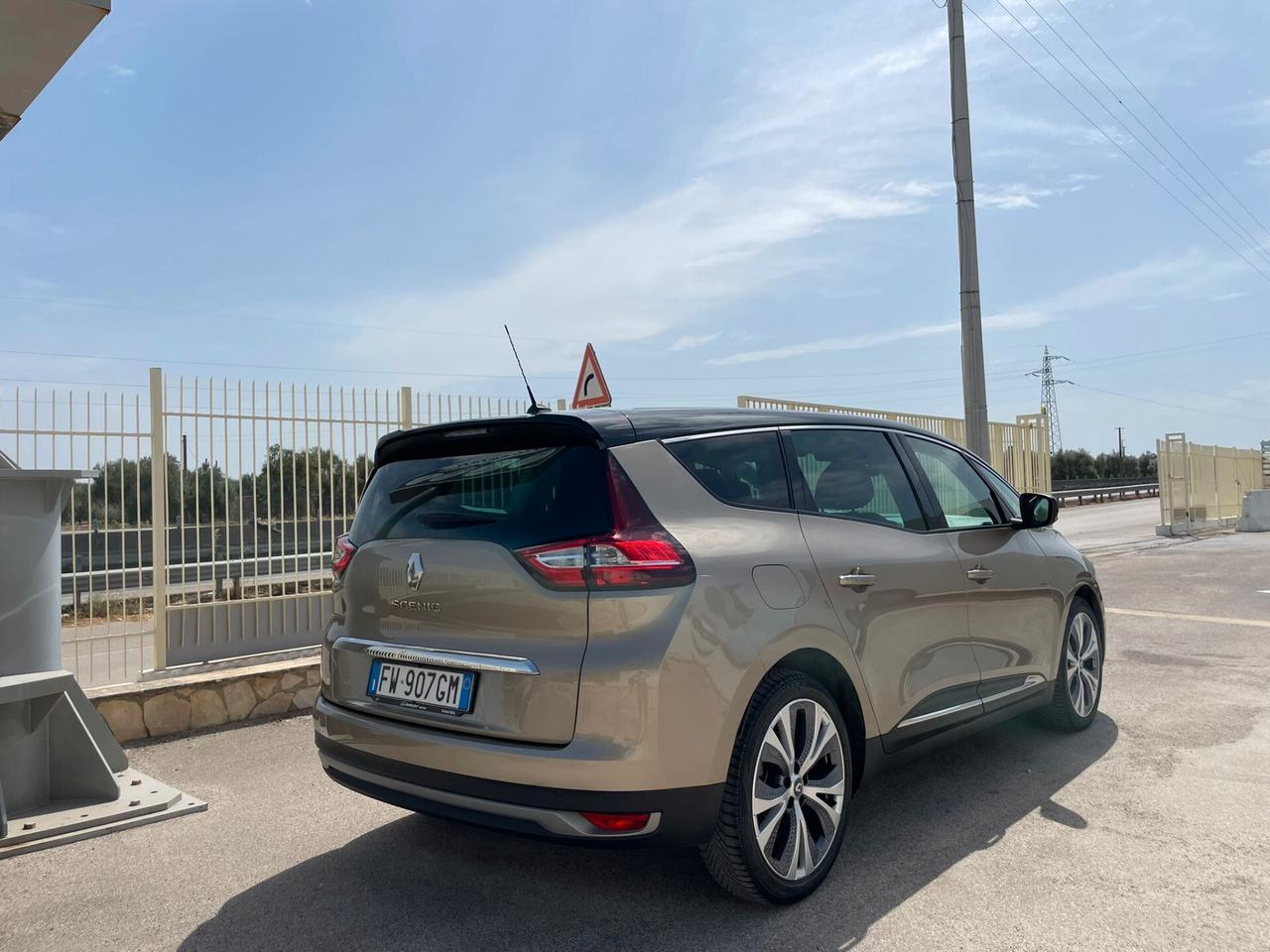 RENAULT GRAND SCENIC Blue dCi 120 CV Initiale Paris