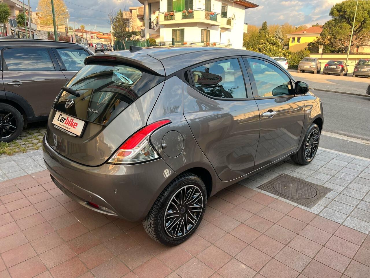 Lancia Ypsilon 1.0 FireFly 5 porte S&S Hybrid Ecochic Silver