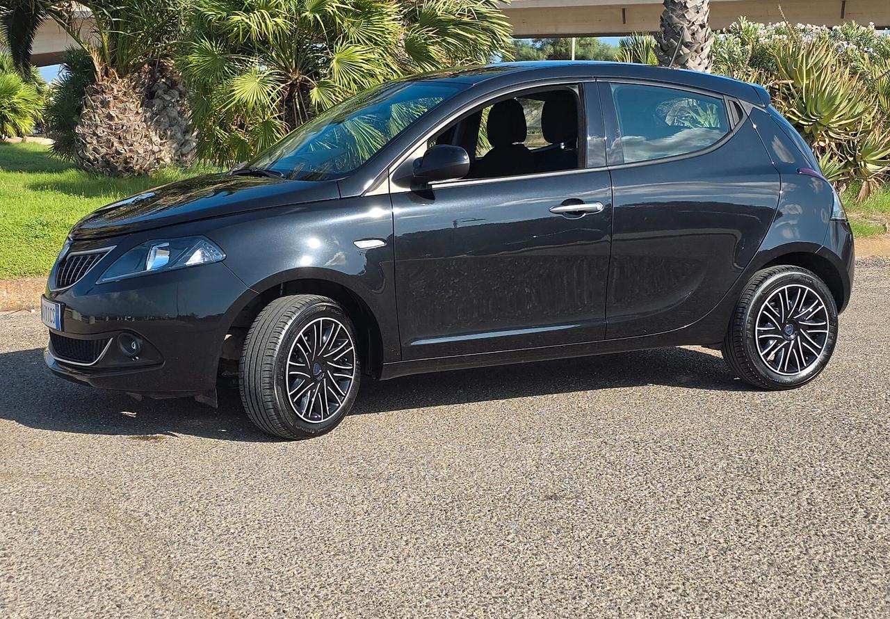 Lancia Ypsilon 1.0 FireFly 5 porte S&S Hybrid Alberta Ferretti