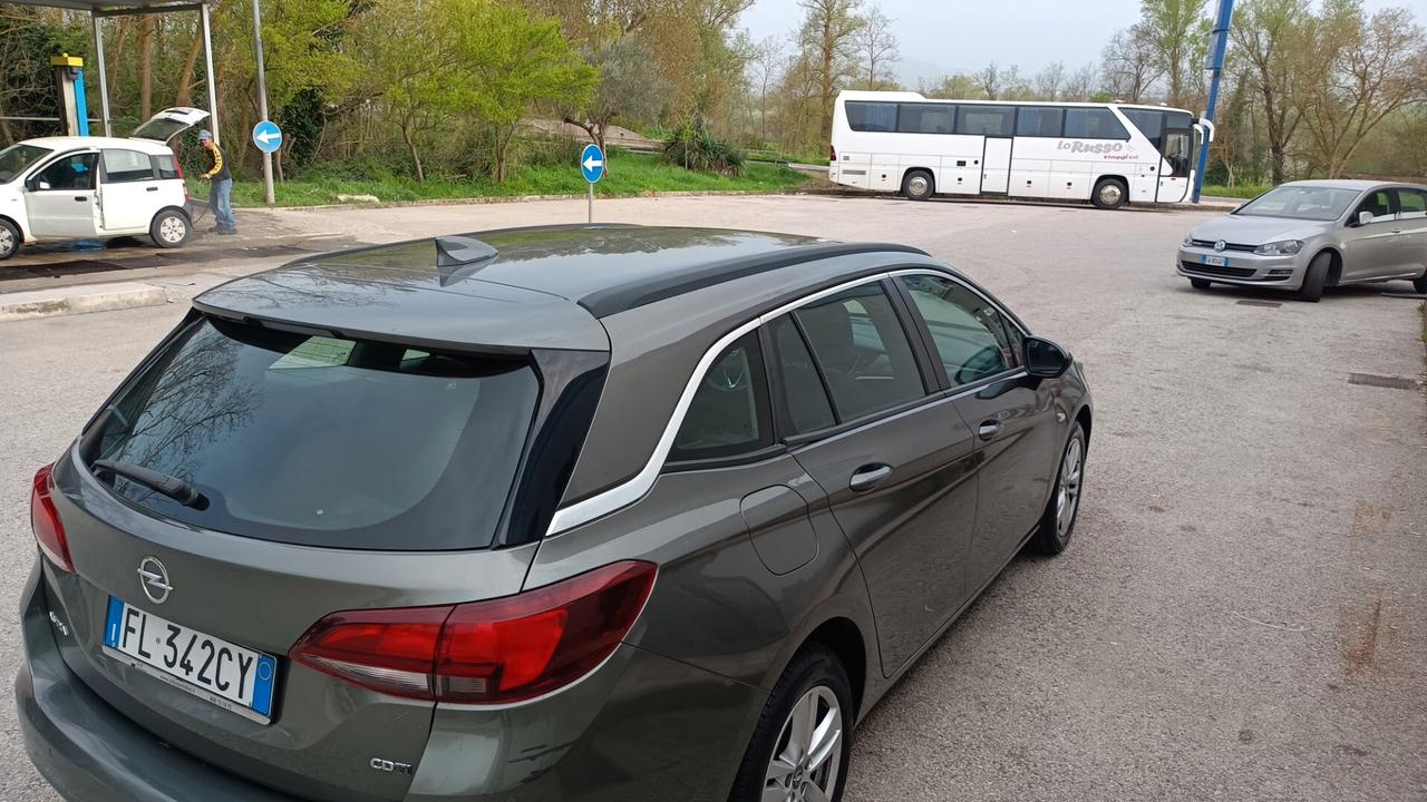 Opel Astra 1.6 Diesel anno 2017 navigatore