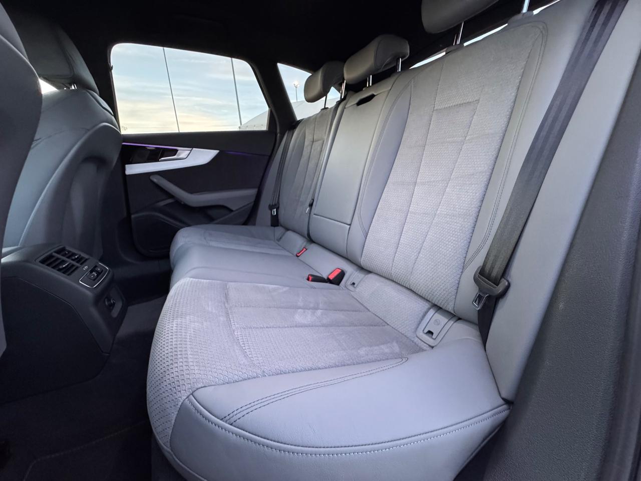 Audi A4 Avant 40 TDI quattro S tronic line edition Identity Black