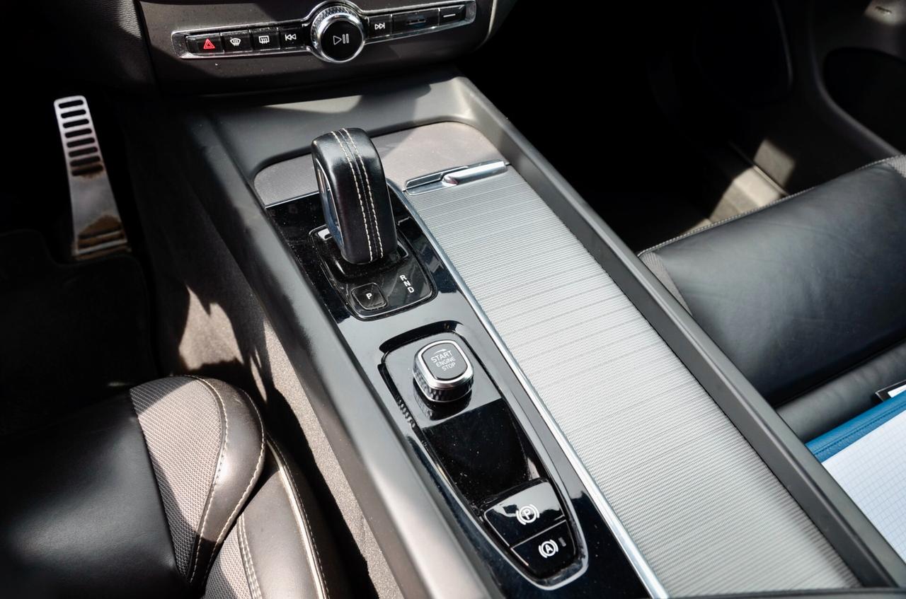 VOLVO XC60 2.0 B4 R-DESIGN 197cv AUTO, UNICOPROPRIETARIO, SERVICE UFF VOLVO, UFF ITALIANA, EURO 6D, FARI LED, NAVI, RETROCAMERA, PERMUTE