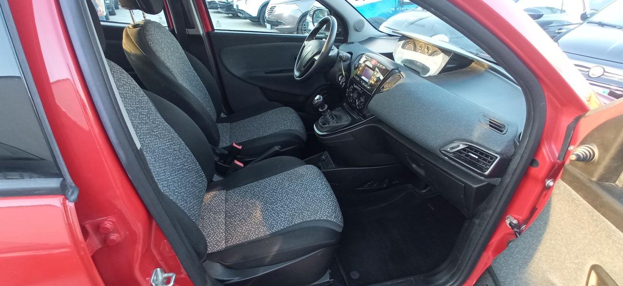 Lancia Ypsilon 1.0 Hybrid