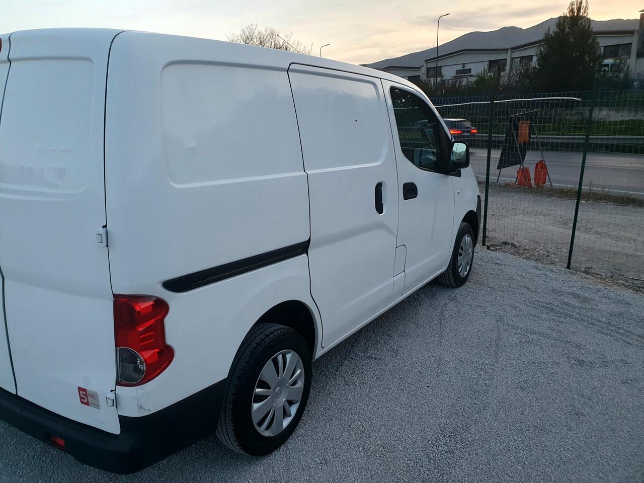 NISSAN NV 200