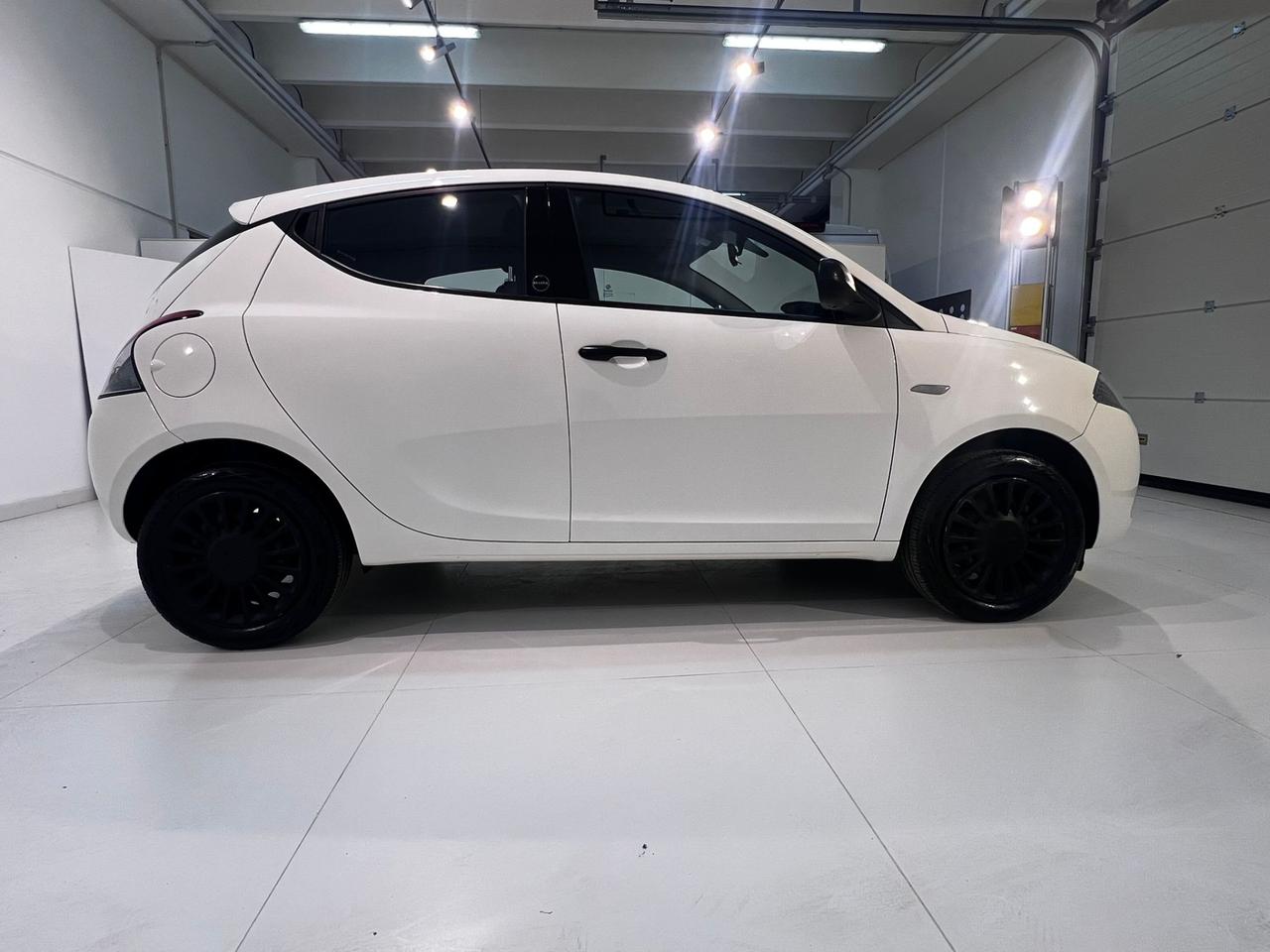 Lancia Ypsilon 1.0 FireFly 5 porte S&S Hybrid Silver