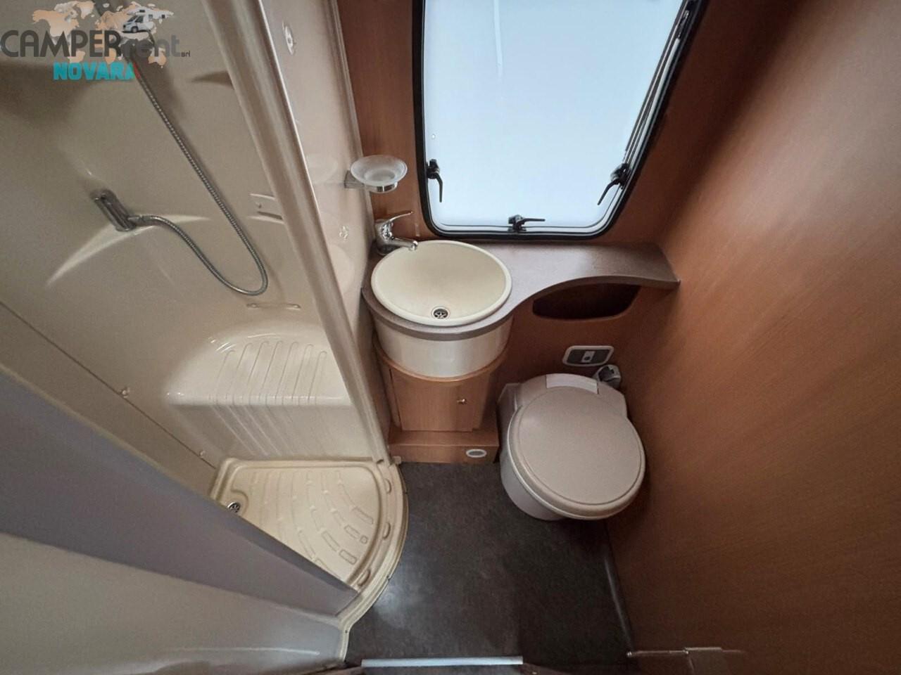 CHALLENGER GENESIS 65 - mansardato con doppia Dinette e letti a castello in coda