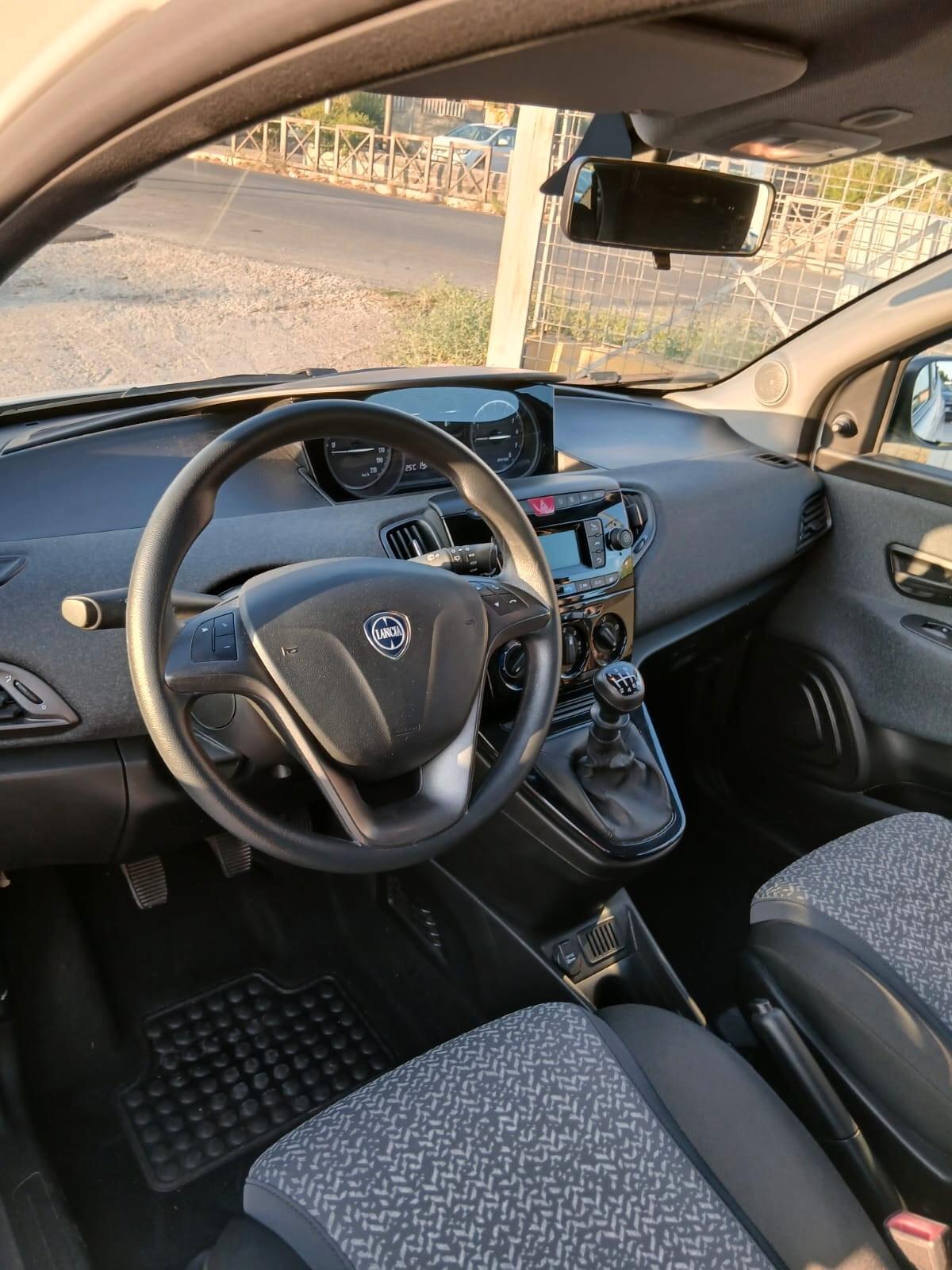 Lancia Ypsilon 1.0 FireFly 5 porte S&S Hybrid Ecochic Silver