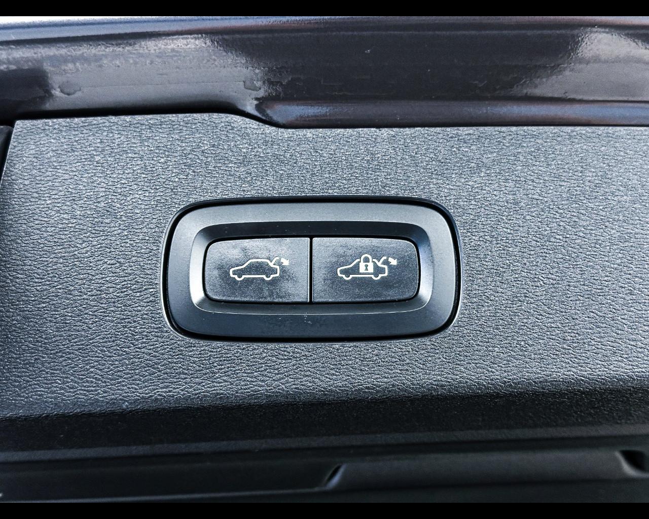 VOLVO V60 (2018-->) - V60 B4 (d) automatico Plus Dark