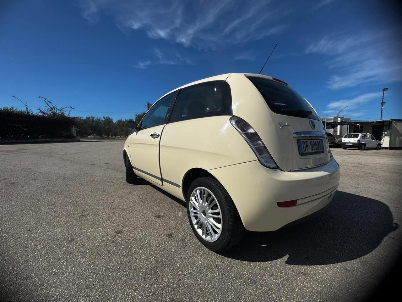 Lancia Ypsilon 1.3 MJT 90 CV Blue&Me