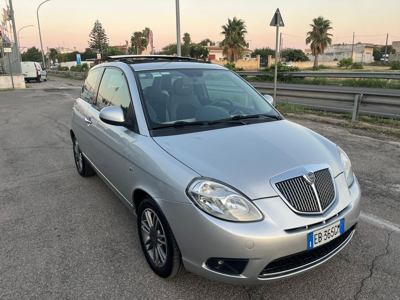Lancia Ypsilon 1.3 MJT 75 CV Versus Unipro 2010