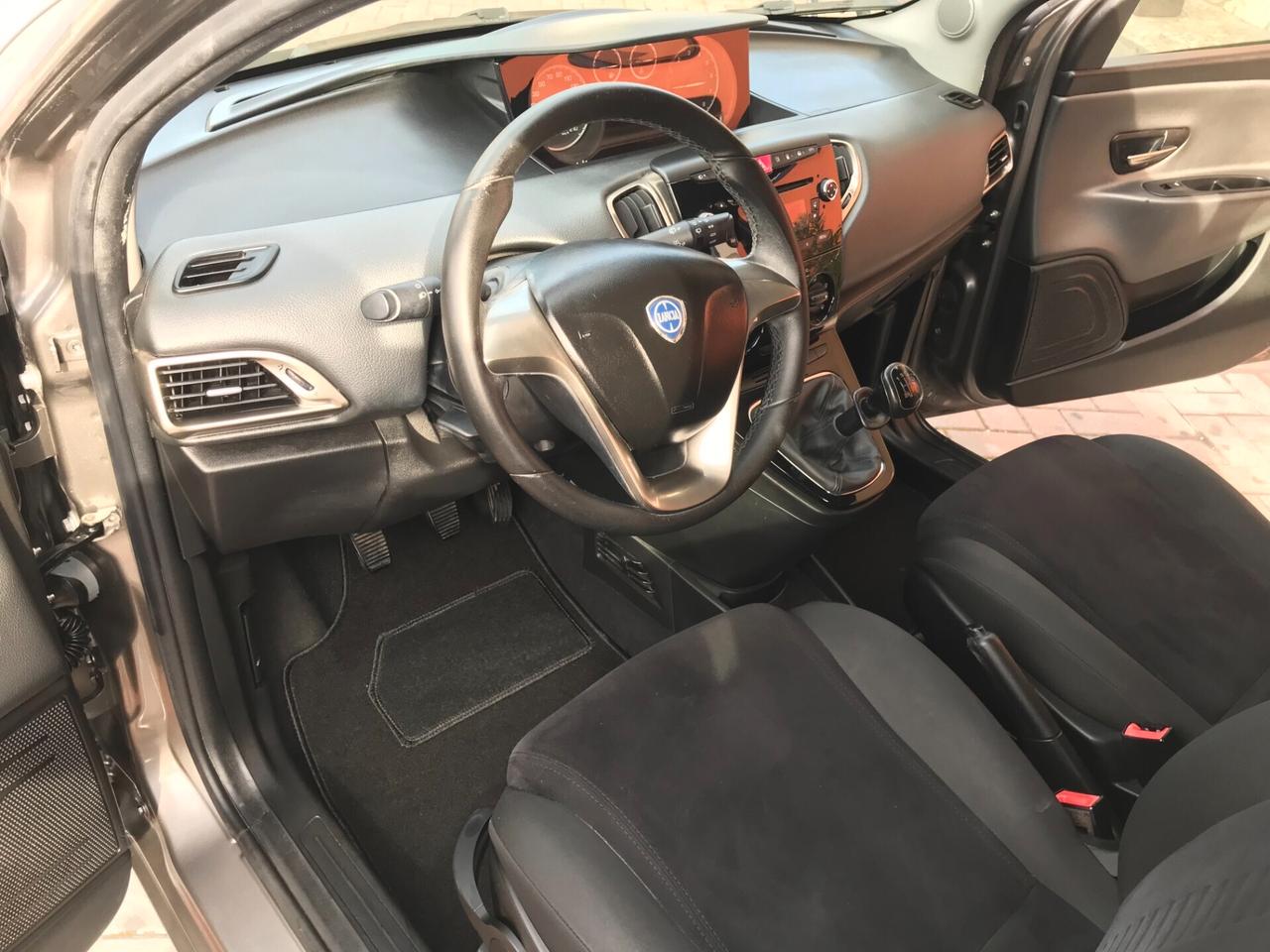 Lancia Ypsilon 0.9 TwinAir 85 CV 5 porte Metano Ecochic Silver