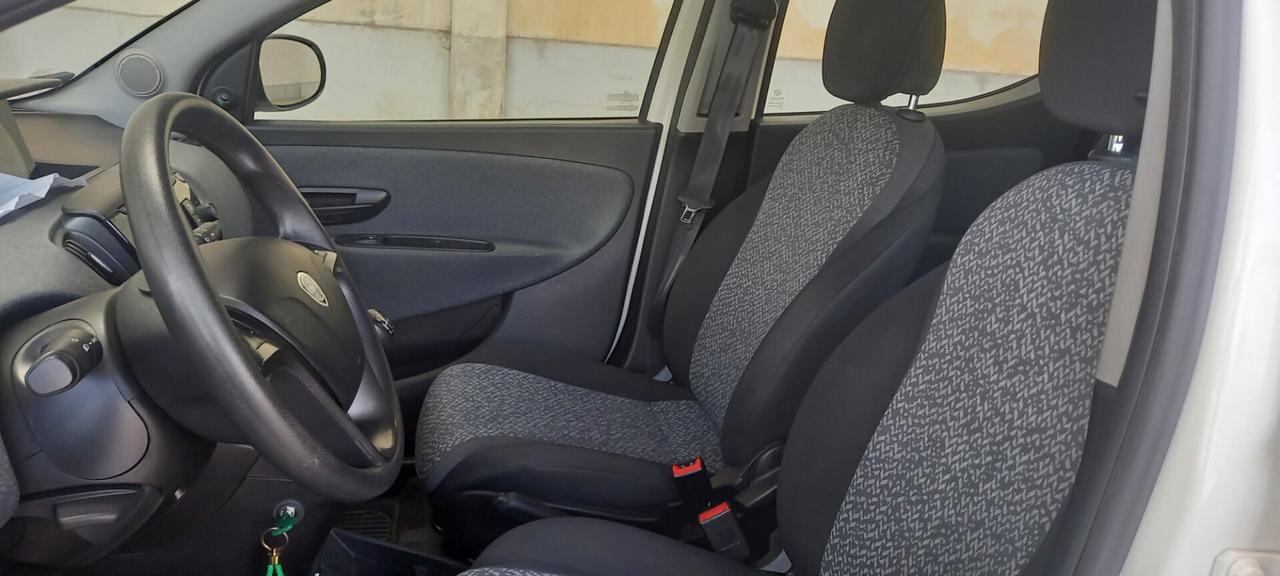 Lancia Ypsilon 1.0 FireFly 5 porte S&S Hybrid Silver