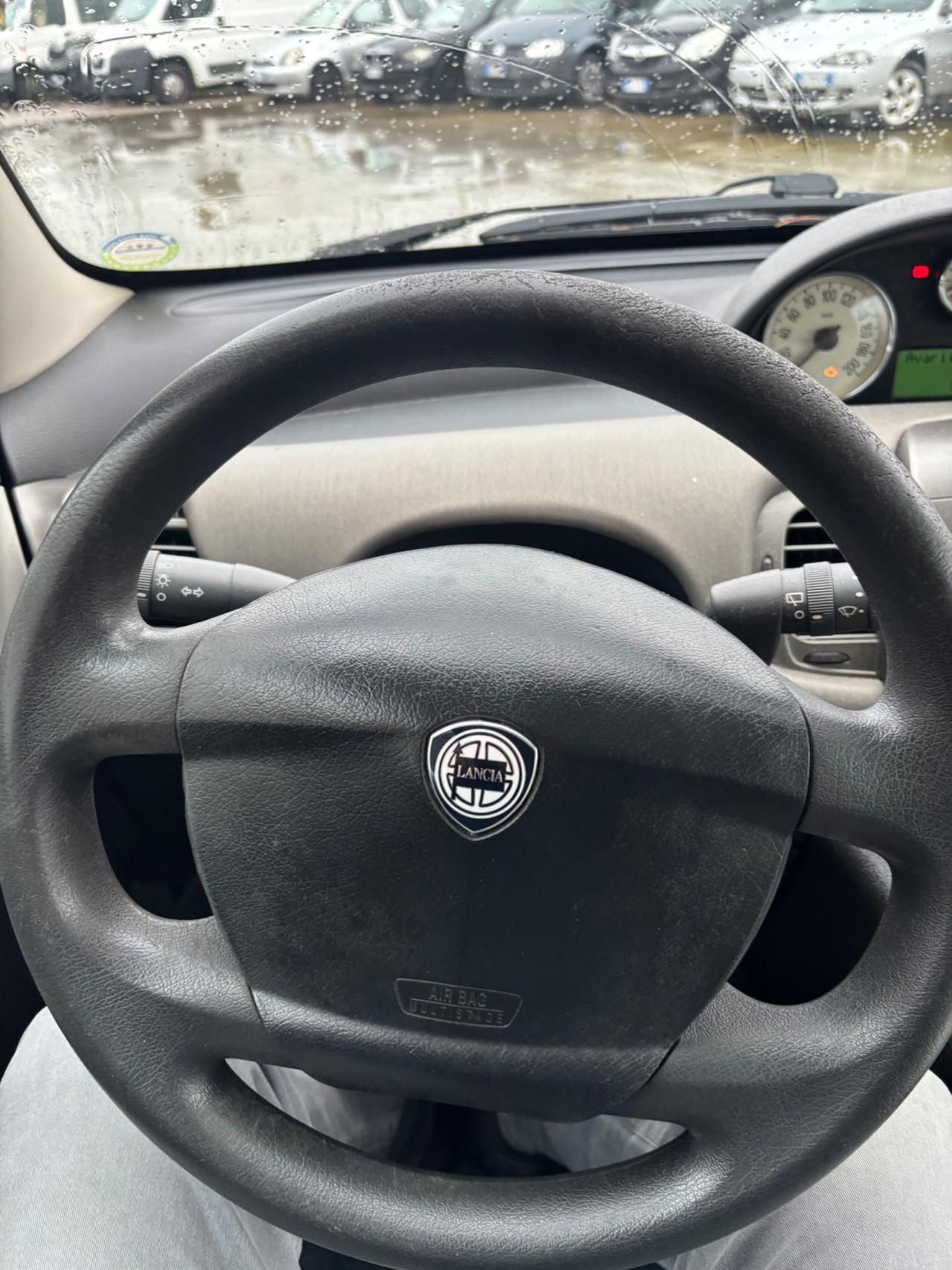 Lancia Ypsilon 1.2 16V Platino cambio automatico