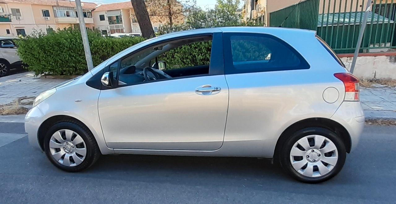Toyota Yaris 1.0 benzina x neo patentati