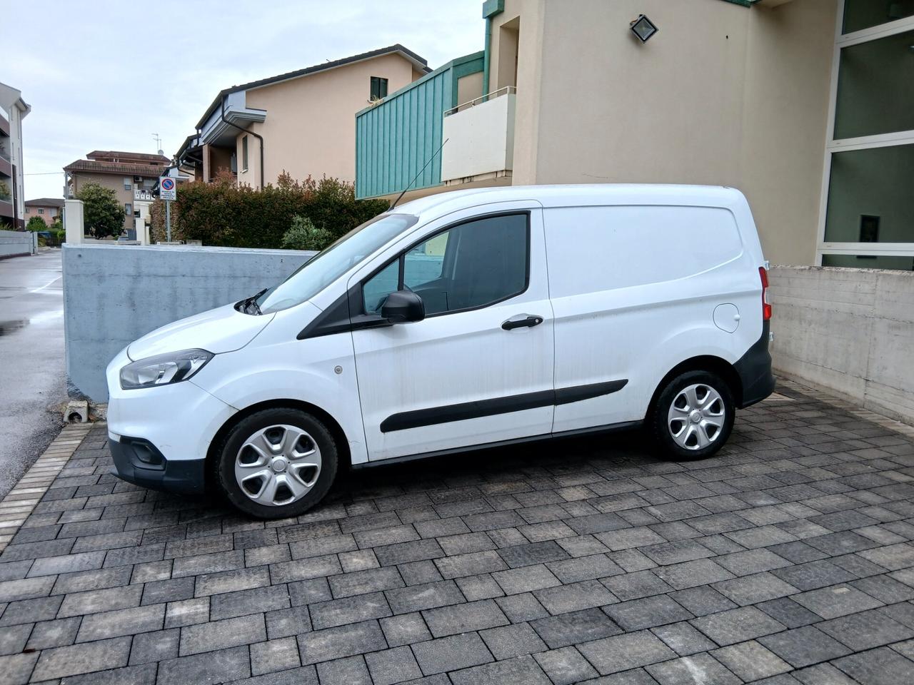 Ford Transit Courier 1.5 Tdci 75 cv solo 11700 km UNICO PROPRIETARIO