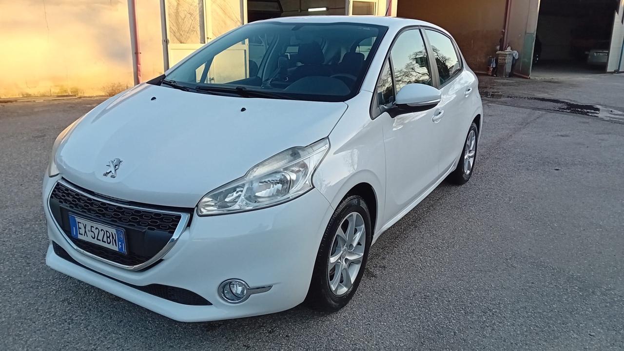 Peugeot 208 5P-1.2 benz-full -2014