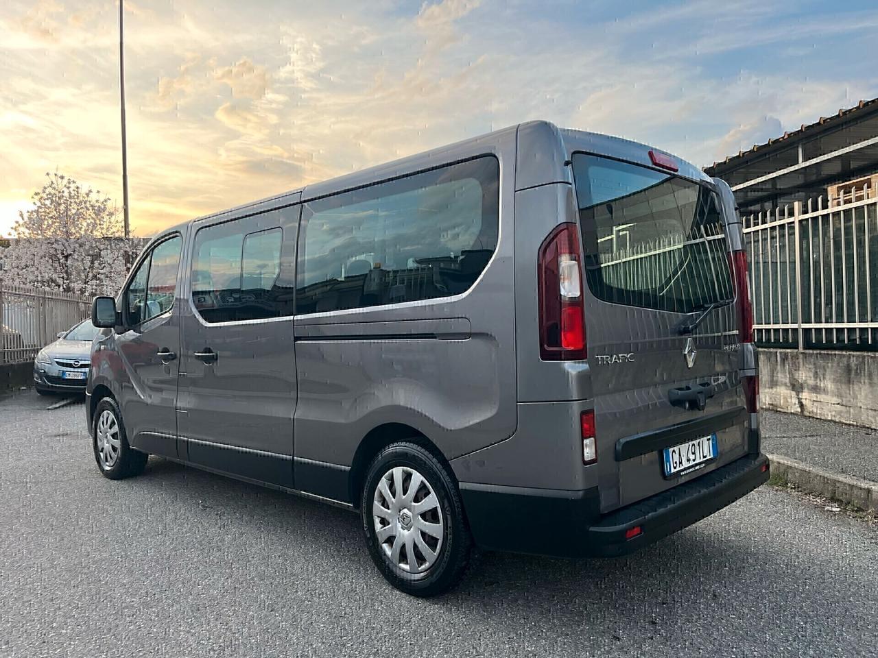 RENAULT TRAFIC 9P LUNGO CAMBIO AUTOMATICO DOPPIA PORTA