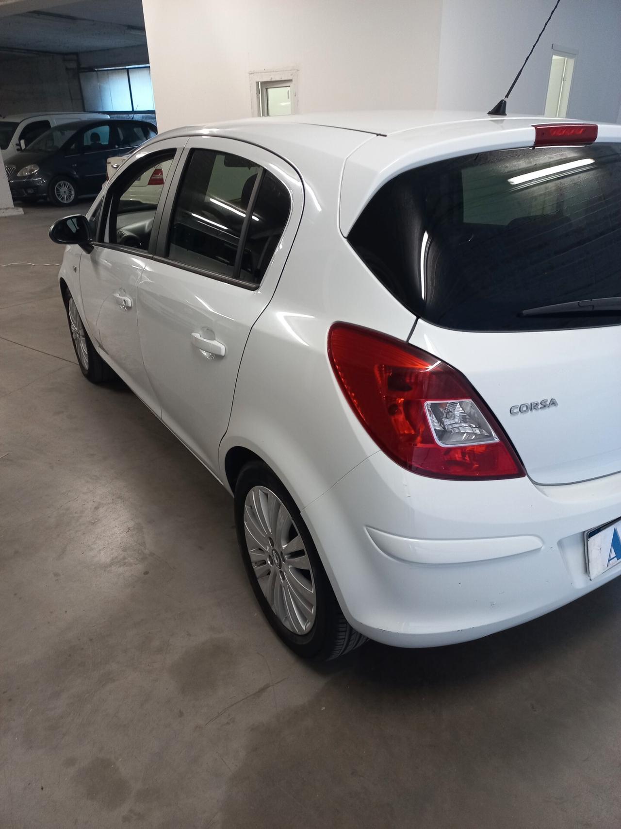 Opel Corsa 1.4 16V 5 porte Cosmo