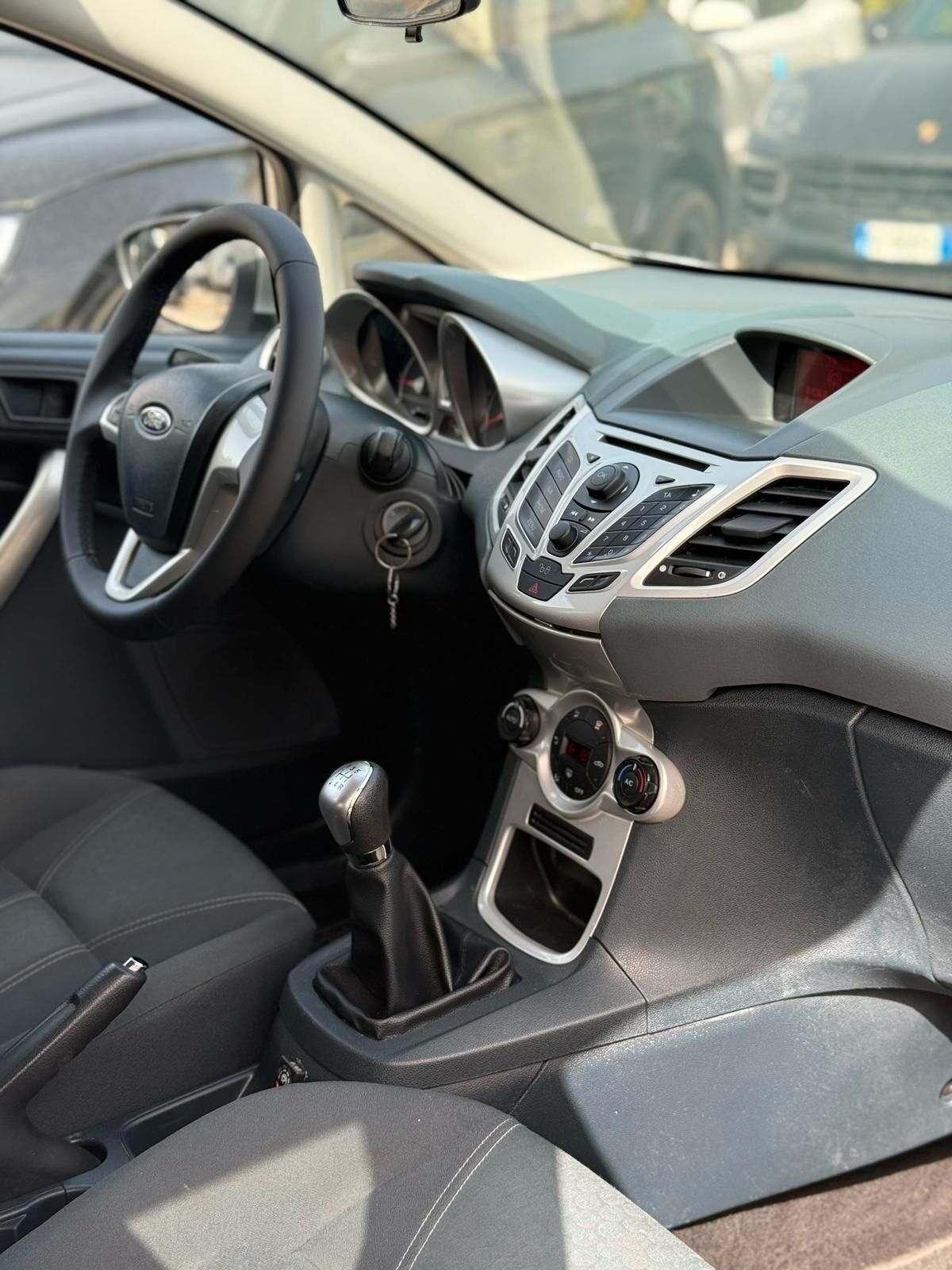 Ford Fiesta Titanium 5 porte benzina/gpl