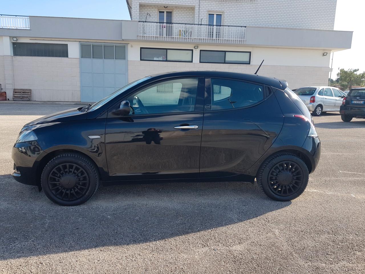 Lancia Ypsilon 1.0 FireFly 5/P Hybrid Ecochic Silver