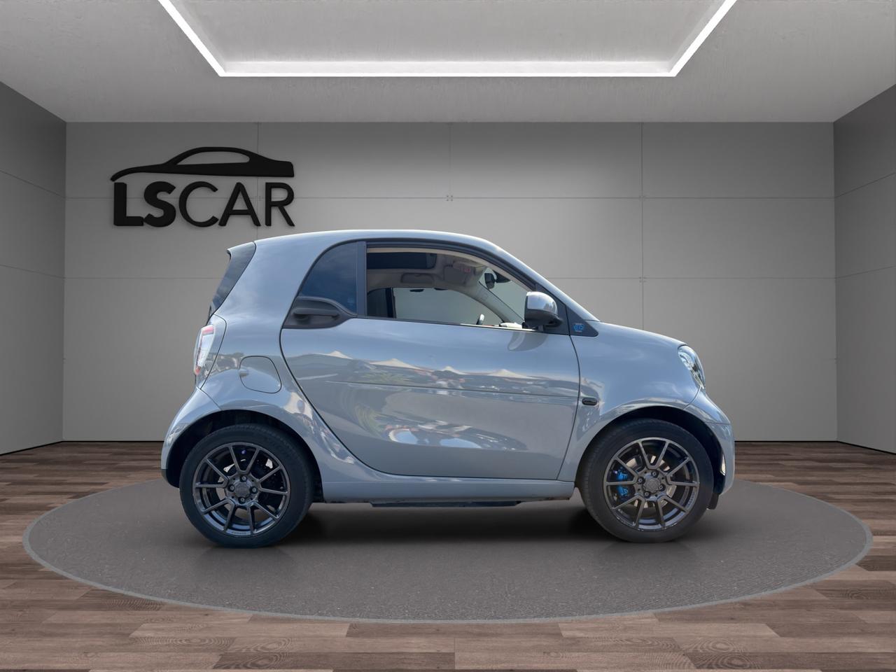 smart forTwo EQ Racing Grey 22kW - Vettura italiana - Promo Finanziamento
