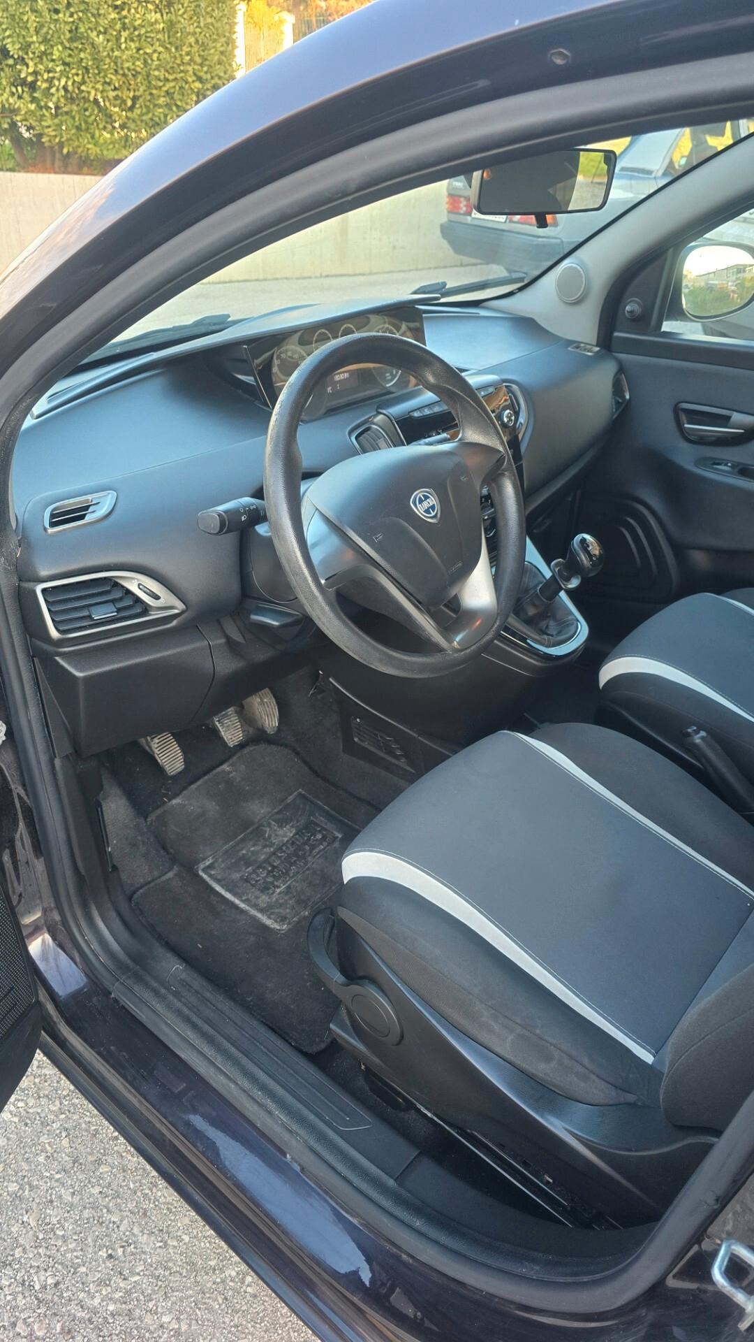 Lancia Ypsilon 1.2 69 CV 5 porte S&S Silver