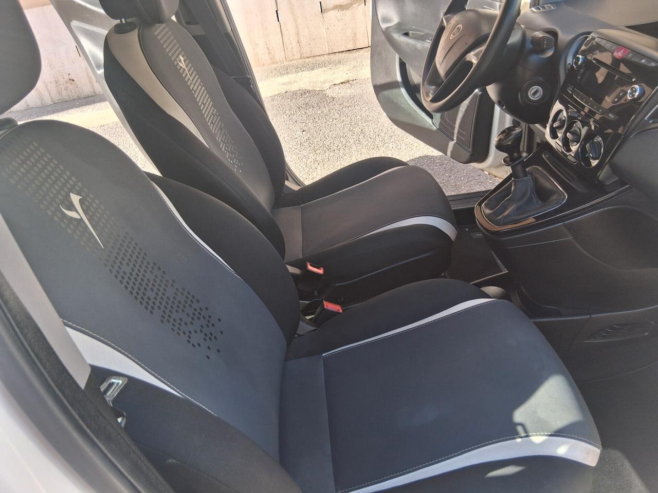 Lancia Ypsilon 1.2 69 CV 5 porte Silver