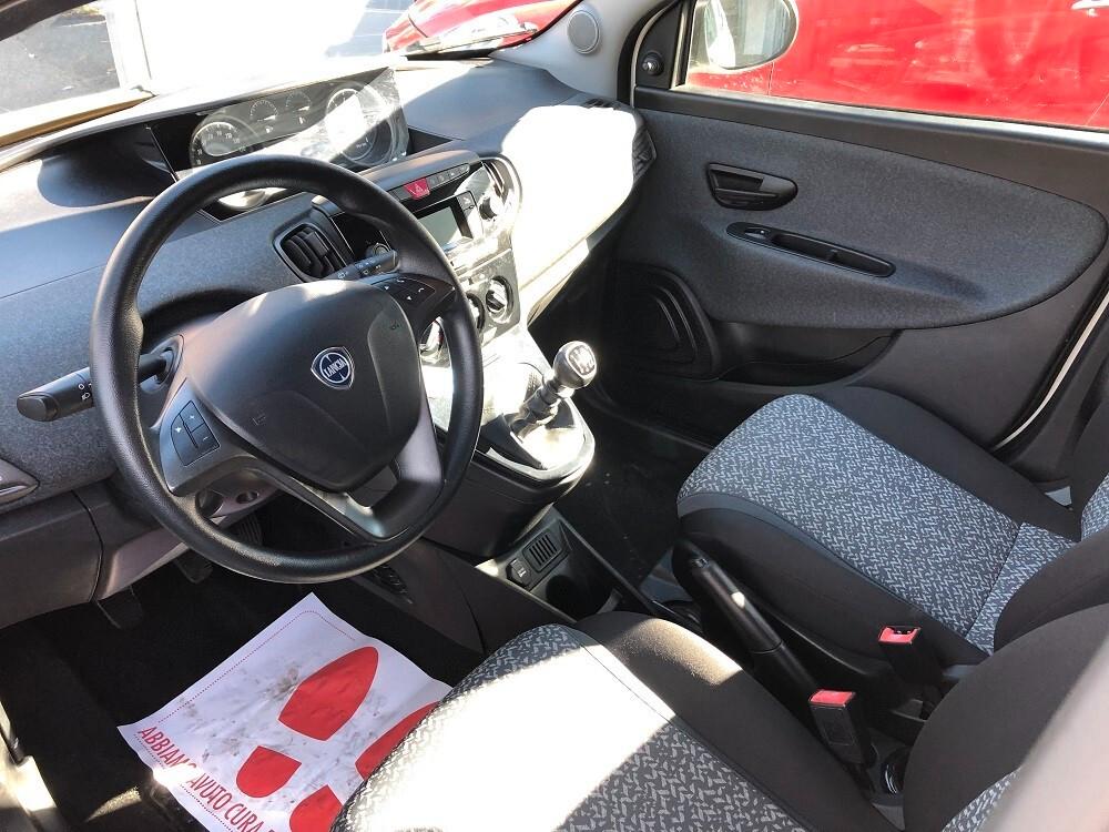 Lancia Ypsilon 1.0 FireFly 5 porte S&S Hybrid Ecochic Silver