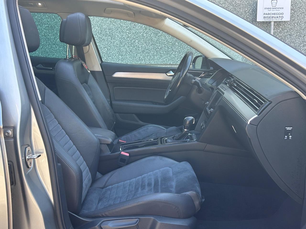 Volkswagen Passat Variant 2.0 TDI DSG Executive | Tetto Panoramico LED Navi