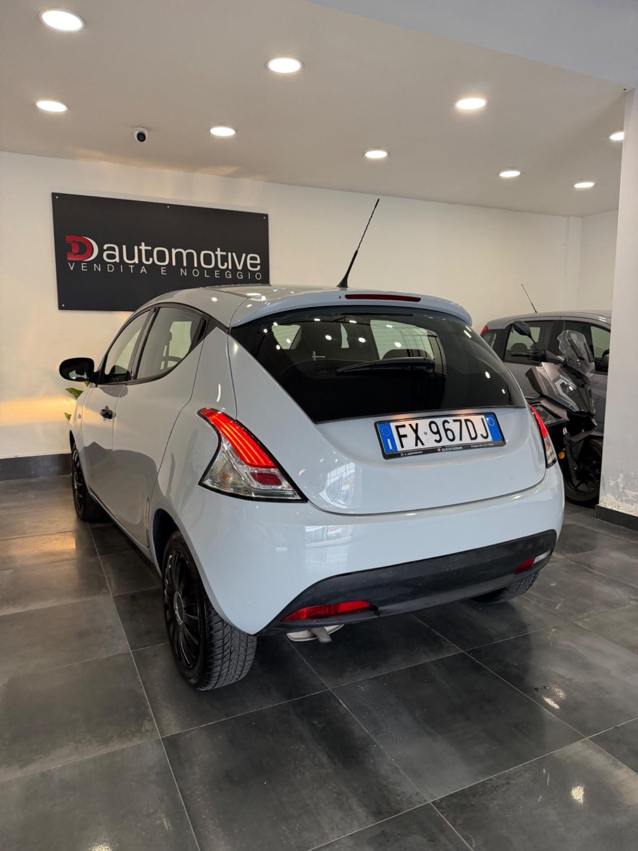 Lancia Ypsilon Elefantino Blu Gpl casa madre