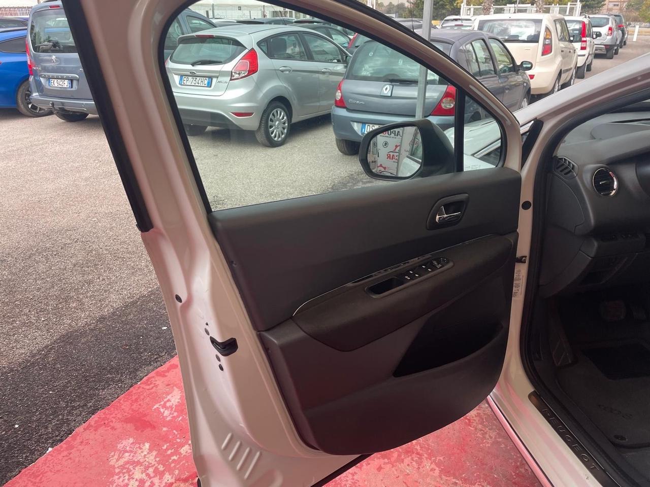 Peugeot 3008 1.6 HDi 110CV cambio robotizzato Premium