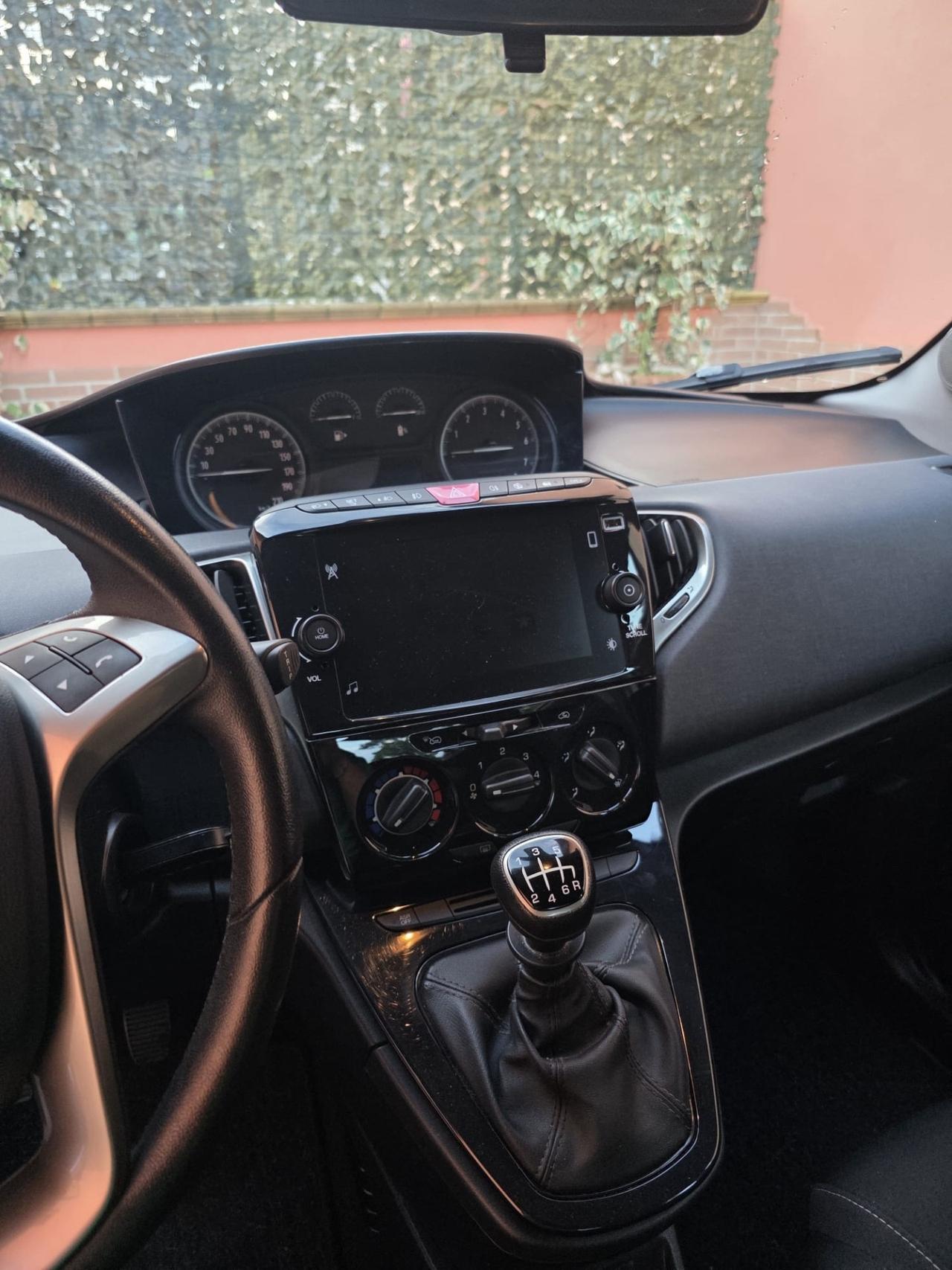 Lancia Ypsilon 1.0 FireFly 5 porte S&S Hybrid Ecochic Gold