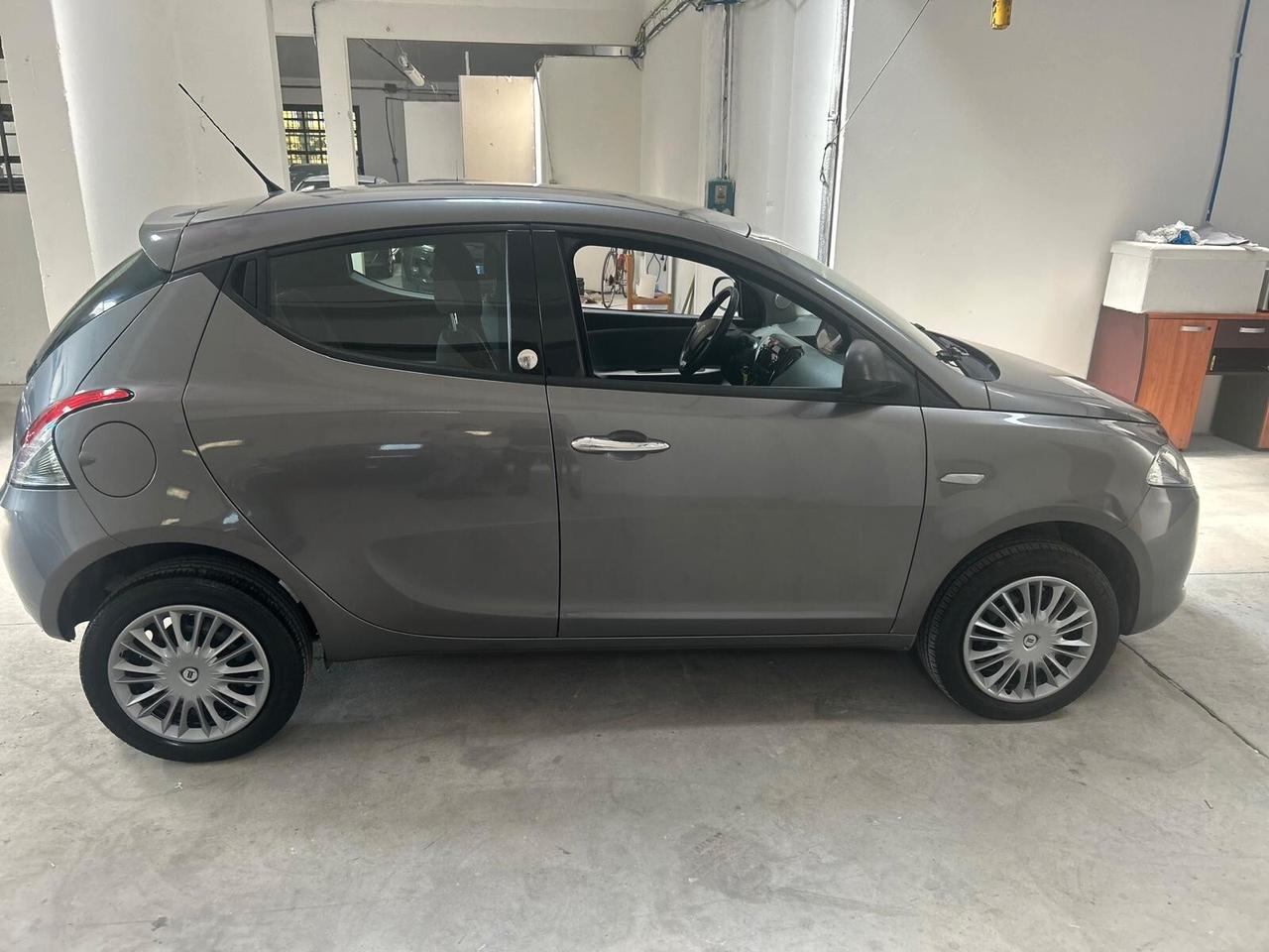 Lancia Ypsilon 0.9 TwinAir 85 CV 5 porte Metano Ecochic Gold